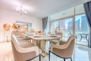Restaurant - Luxurious 4 Bedroom Duplex Villa Apartment Near JBR (Dubai)