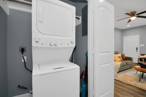 Interior - Spacious 3 BR apartment near TMC, NRG, & Downtown  (Houston)