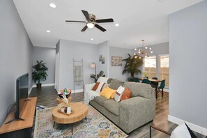 Smart TV - Spacious 3 BR apartment near TMC, NRG, & Downtown  (Houston)