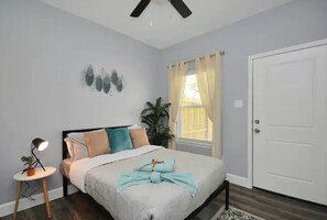 3 camere, una scrivania, ferro/asse da stiro, Wi-Fi gratuito