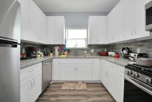 Fridge, microwave, oven, stovetop - Spacious 3 BR apartment near TMC, NRG, & Downtown  (Houston)