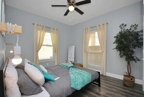 3 bedrooms, desk, iron/ironing board, free WiFi - Spacious 3 BR apartment near TMC, NRG, & Downtown  (Houston)