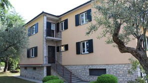 Il s’agit d’un bâtiment à deux étages, avec une base en pierre et une partie supérieure de couleur beige. Il est doté de nombreuses fenêtres avec volets, d’un escalier central et d’un petit balcon.