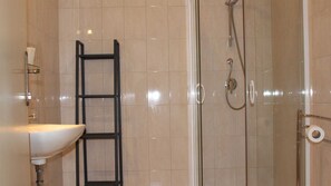 Ducha, secador de pelo y toallas