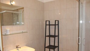 Een douche, een haardroger, handdoeken