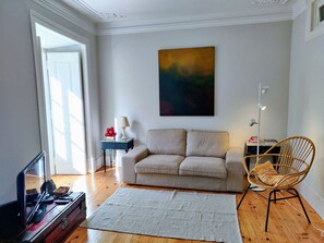 TV - Dear Home ★ In the Heart of Lisbon (Lisboa)