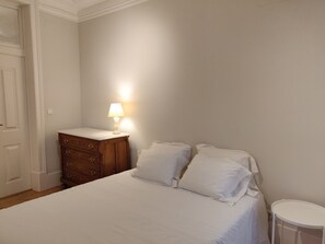 2 bedrooms, desk, iron/ironing board, travel crib