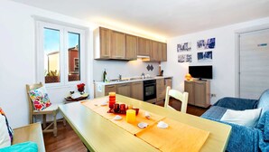 A compact living space with a dining area, kitchenette, and seating area. - HAVANA - Apartment with Sea View (Rovinj)