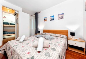 2 slaapkamers, een strijkplank/strijkijzer, gratis wifi, beddengoed