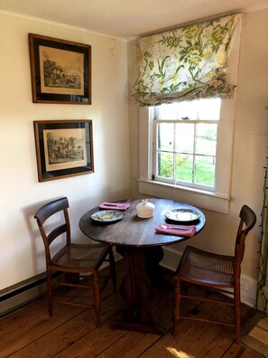 Dining - Charming Farmhouse Cottage with Mountain Views (Somerset)