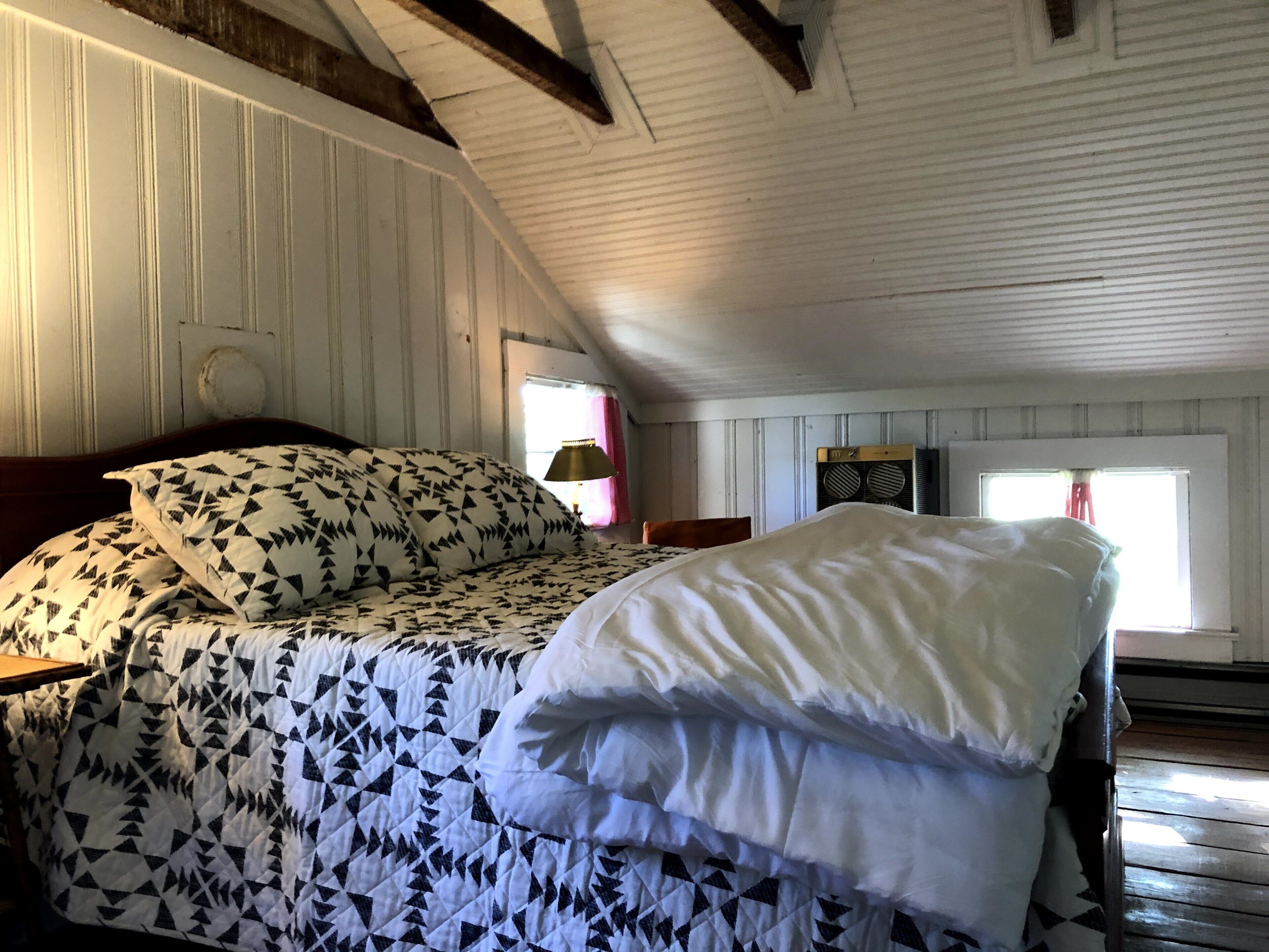 Charming Farmhouse Cottage with Mountain Views