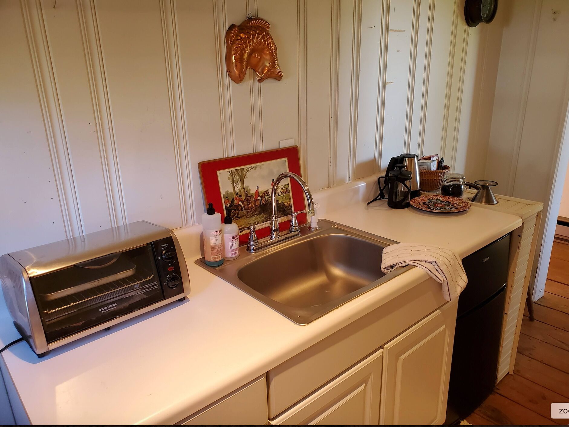 Charming Farmhouse Cottage with Mountain Views