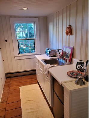Fridge, microwave, coffee/tea maker, electric kettle