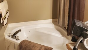 Bathtub, towels - KingQueen Suite 113 (Columbia)