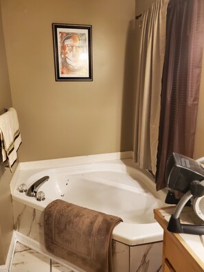 Bathtub, towels - KingQueen Suite 113 (Columbia)