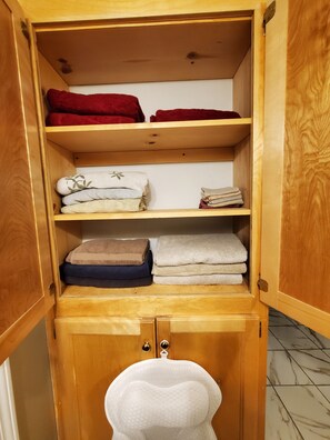 Interior - KingQueen Suite 113 (Columbia)