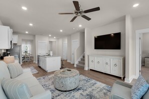 Smart TV, videogiochi, lettore DVD, libri