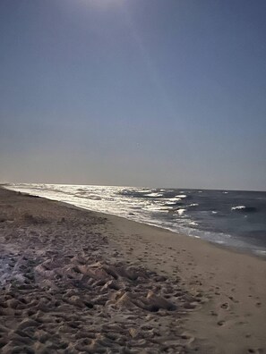 Una spiaggia nelle vicinanze, lettini da mare, teli da spiaggia