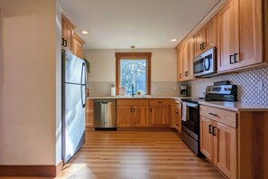 Fridge, microwave, oven, stovetop - Newberg Wine Country Suites: Rose Room (Newberg)