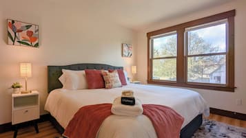 1 habitación, escritorio, tabla de planchar con plancha y cuna de viaje