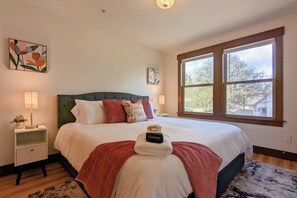 1 habitación, escritorio, tabla de planchar con plancha y cuna de viaje 