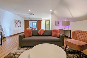 TV, fireplace - Newberg Wine Country Suites: Rose Room (Newberg)