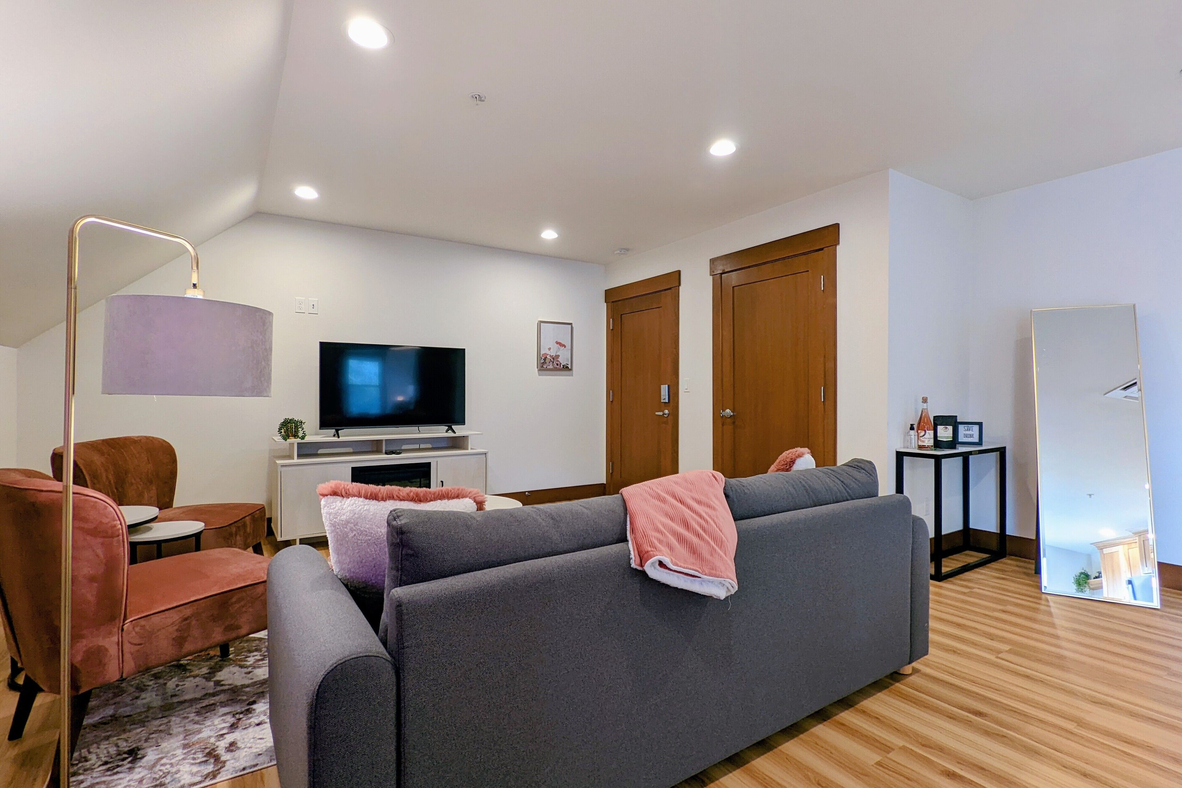 Newberg Wine Country Suites: Rose Room - Sophisticated, Playful, Designer Suite