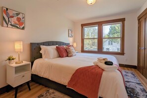 1 habitación, escritorio, tabla de planchar con plancha y cuna de viaje 