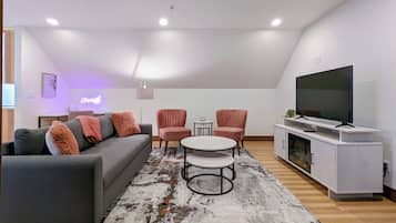 Televisión y chimenea