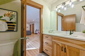 Ducha, secador de pelo, toallas, jabón