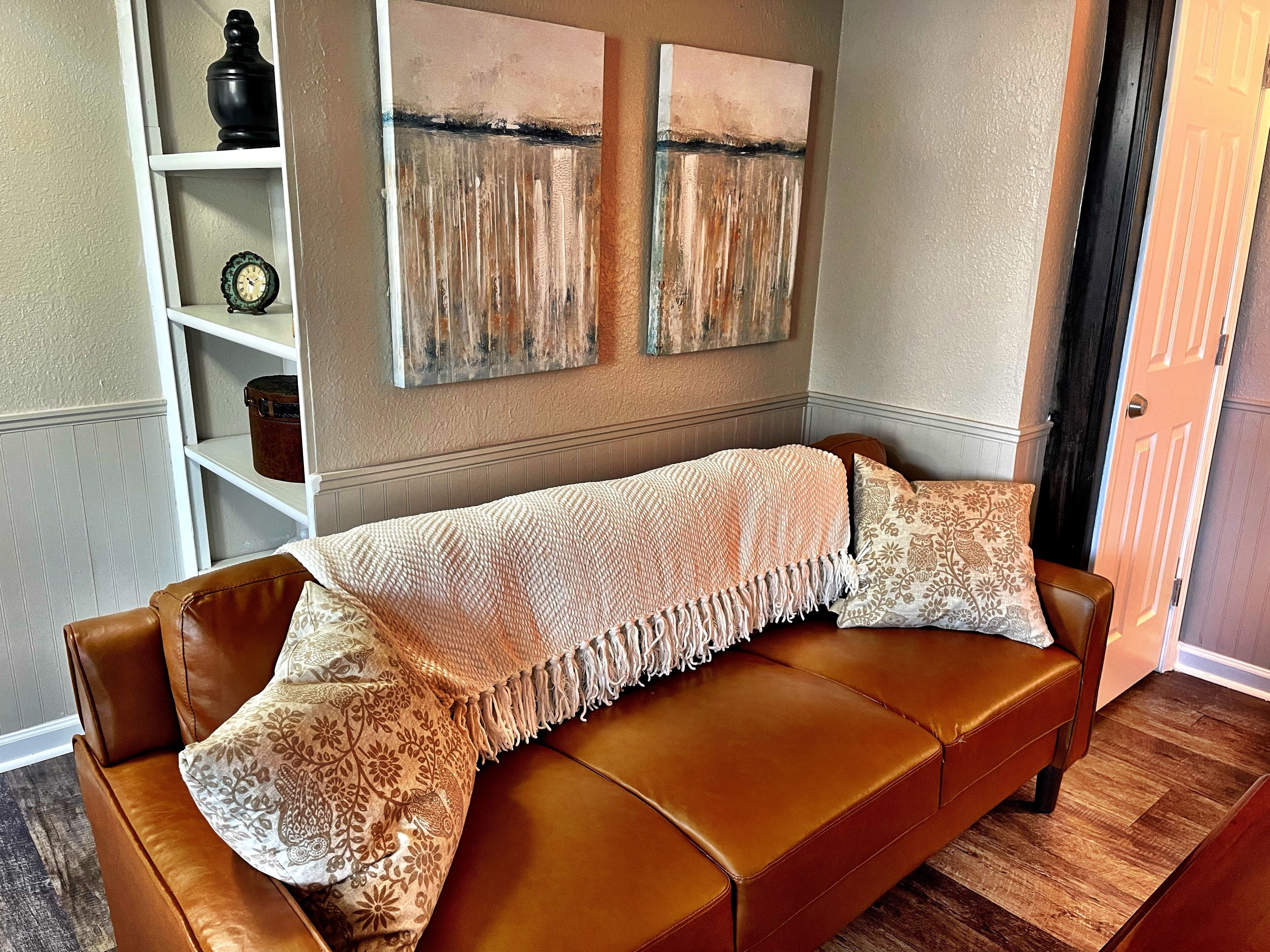 Smart TV, chimenea y libros 