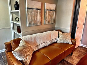 Smart TV, fireplace, books - Southern Charm Bungalow (Newnan)