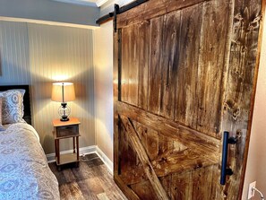 2 bedrooms, free WiFi, bed sheets - Southern Charm Bungalow (Newnan)