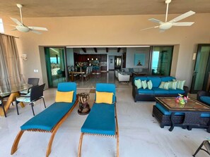 Smart-TV, bøker, kontorer og printere