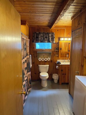 Ensemble baignoire-douche, baignoire à remous, serviettes fournies