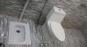 Habitación doble Deluxe | Baño | Regadera y amenidades de baño gratuitas 