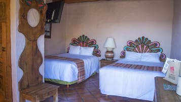 Tabla de planchar con plancha y ropa de cama