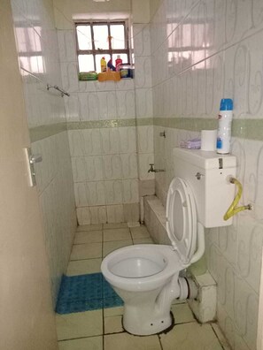 Douche, articles de toilette gratuits, peignoirs, chaussons