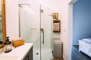 Dusche, Haartrockner, Handtücher