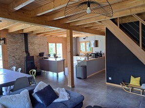 Smart-tv, een open haard en een dvd-speler