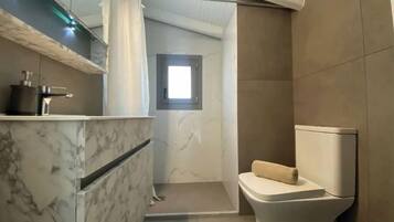 Badewanne, Haartrockner, Handtücher, Shampoo