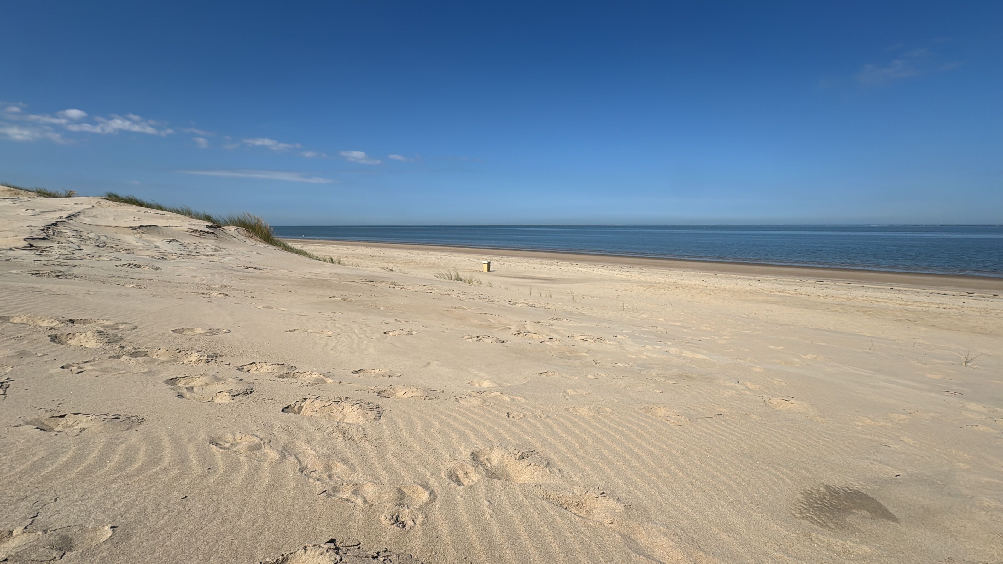 Una playa cerca, sillas reclinables de playa