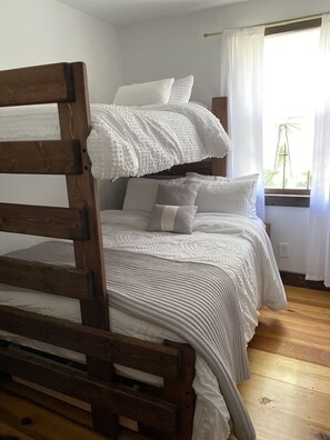4 bedrooms, desk, iron/ironing board, travel cot