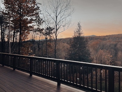 Secluded, Modern Cabin with Mountain View - WFH, Family-friendly