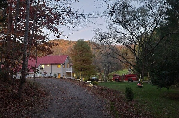 Property grounds - Appalachian Room at Misty Mountain Inn - 21 Mi to Helen Georgia (Blairsville)