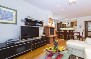 تلفزيون ذكي، مدفأة، مشغل دي في دي، كرة قدم الطاولة