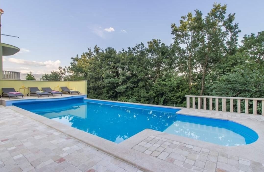 Una piscina al aire libre