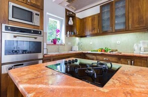 ثلاجة، ميكروويف، فرن، غسالة أطباق