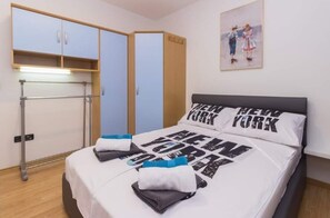 3 عدّة غرف نوم ومكواة/لوح كي وواي فاي مجانًا وملاءات أسرّة