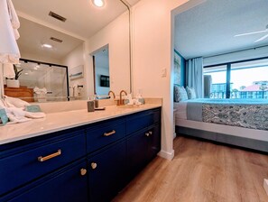 2 habitaciones, escritorio, tabla de planchar con plancha y wifi gratis